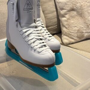 Jackson White Skates with Teal Guards